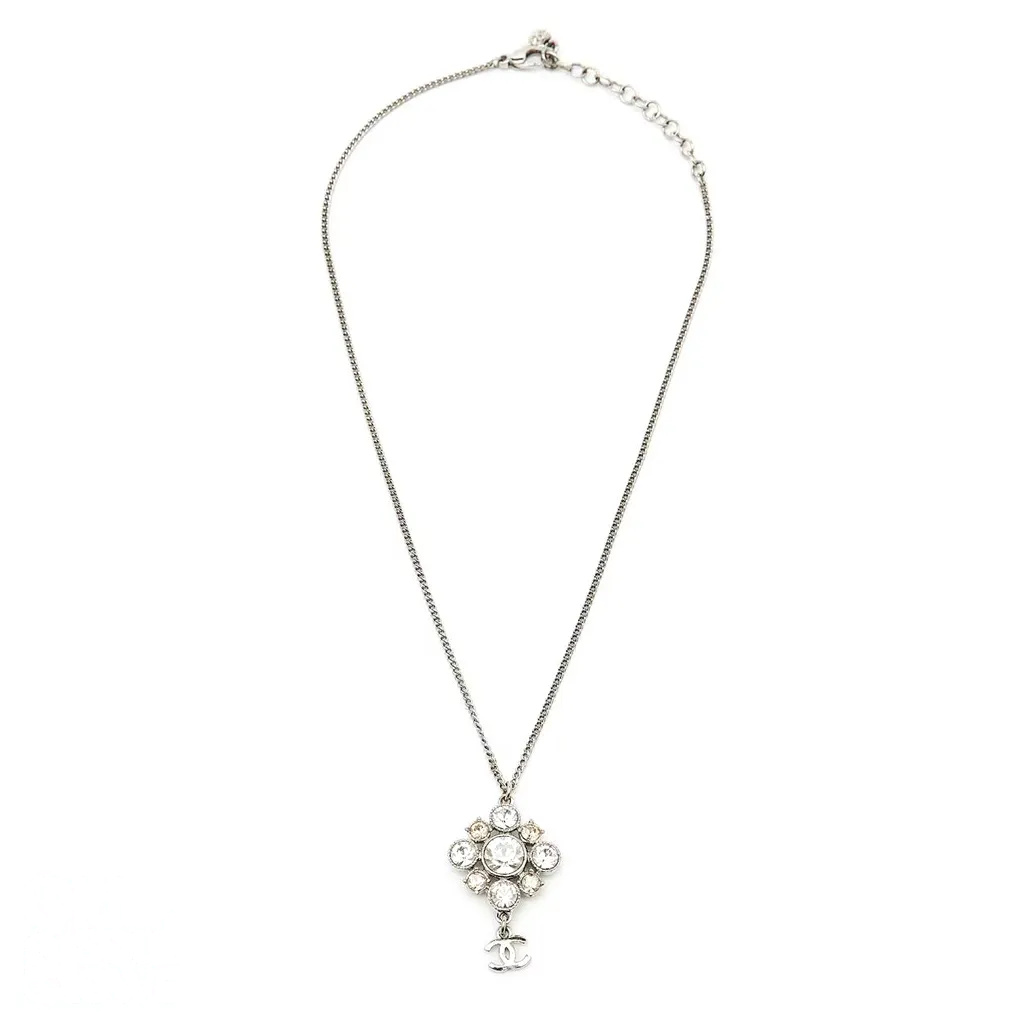 قلادة فينتج بتعليقة زهرة من الكريستال الفضي، مع العلبة الأصلية